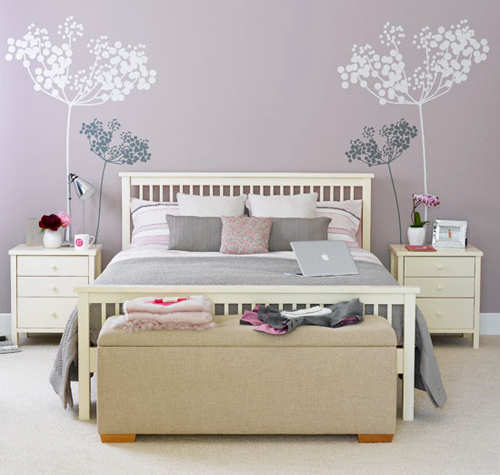 Vẽ hình trang trí hoa cỏ là cách vô cùng sáng tạo khiến đầu giường trở nên vô cùng lãng mạn.