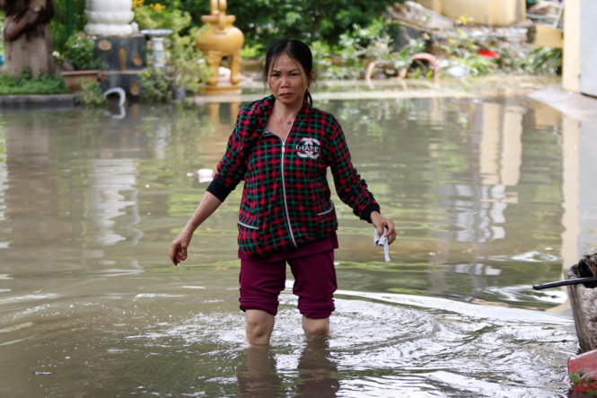 Đến trưa 27-9 nước vẫn còn ngập sâu tại nhà một người dân trên đường Quốc Hương (Q.2) - Ảnh: LÊ PHAN