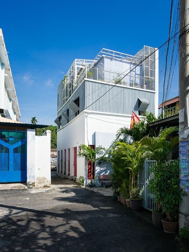 Ngôi nhà 3 tầng màu trắng thoáng mát nằm trong khu dân cư thuộc quận Thủ Đức, thành phố Hồ Chí Minh.
