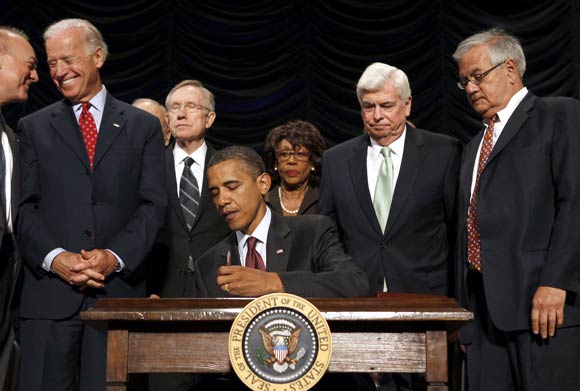 
Tổng thống Obama ký thông qua Dodd frank năm 2010.

