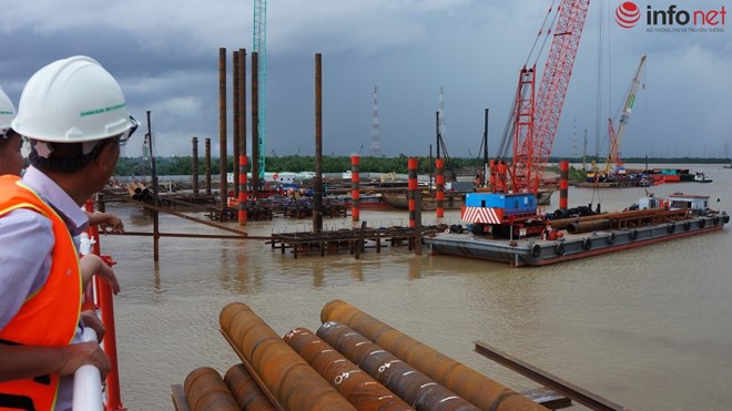 Một cống ngăn triều đang được thi công