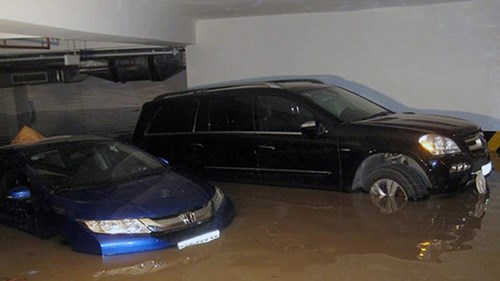 
Nước vào tầng hầm giữ xe ở một chung cư.
