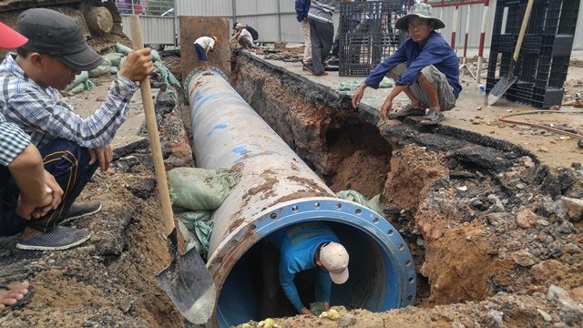 
Đoạn cống mới được chồng lên ống D1200 mm Lê Lợi bị xì bể nhằm đảm bảo việc cấp nước trở lại cho người dân.

