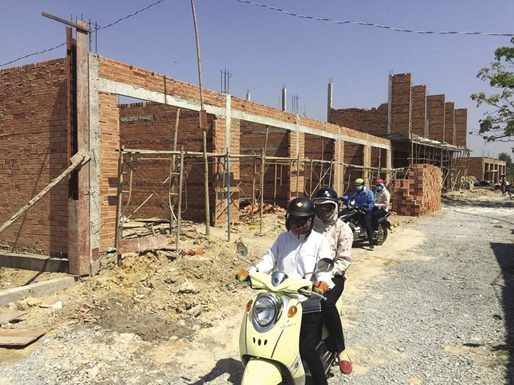 Một dãy căn hộ được rao bán tại Hóc Môn nhưng là ở Đức Hòa, Long An. Ảnh: Cao Tuấn