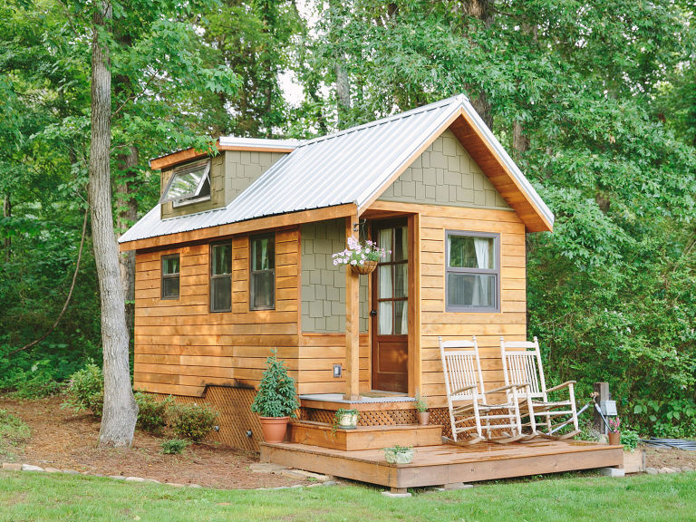 
Ngôi nhà gỗ xinh xắn với khoảng sân nhỏ trước hiên nhà nằm yên bình giữa rừng cây xanh mát.

 
