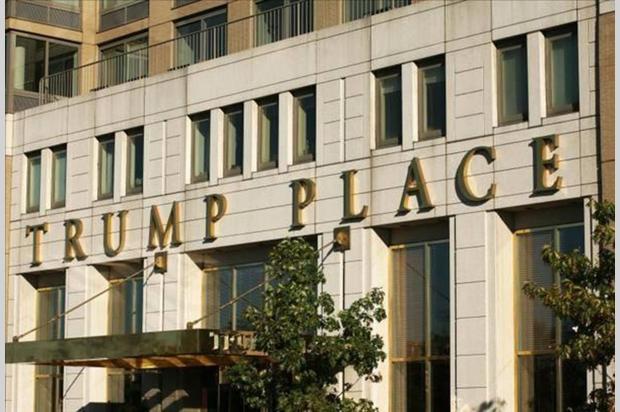 
Tên của tổng thống Mỹ đắc cử ở tòa Trump Place được thiết kế bằng chữ vàng lớn.

 
