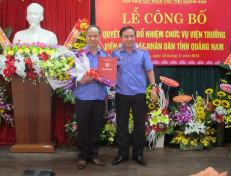 Ông Bùi Mạnh Cường, Phó Viện trưởng VKSND tối cao trao quyết định cho ông Nguyễn Văn Quang. Ảnh VKSNDTC