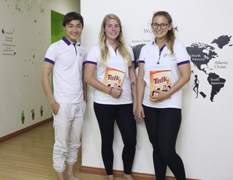 Hòa chụp cùng 2 tình nguyện viên Maria và Lusia tại một cơ sở. Ảnh: NVCC