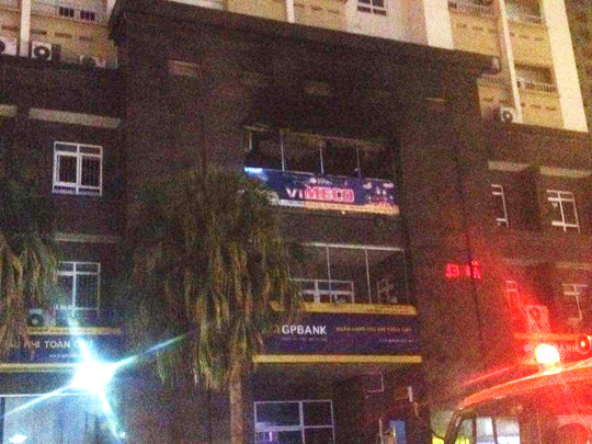 Tấm biển quảng cáo bị cháy tại tầng 3 tòa nhà chung cư CT2