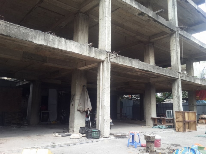
Chủ đầu tư tiến h&agrave;nh x&acirc;y dựng tầng hầm khi chưa điều chỉnh Giấy ph&eacute;p x&acirc;y dựng, n&ecirc;n đ&atilde; bị đ&igrave;nh chỉ thi c&ocirc;ng v&agrave; xử phạt vi phạm h&agrave;nh ch&iacute;nh.
