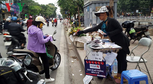 
1 điểm bán vé số Mega 6/45 trên đường Kim Ngưu, Hà Nội.
