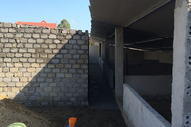 
C&aacute;c c&ocirc;ng tr&igrave;nh đều tạm bợ, x&acirc;y vội v&agrave; chất lượng thấp. Ảnh: Nguyễn Dương.

