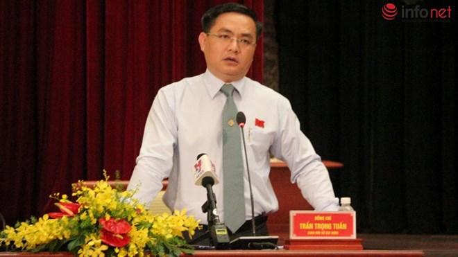 
&Ocirc;ng Trần Trọng Tuấn trả lời chất vấn.
