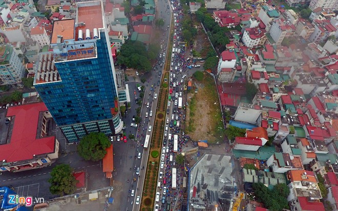 To&agrave;n bộ trục đường c&oacute; tuyến bu&yacute;t nhanh vừa x&acirc;y dựng L&aacute;ng Hạ - L&ecirc; Văn Lương - Tố Hữu tắc nghẽn giao th&ocirc;ng trong giờ cao điểm buổi s&aacute;ng.