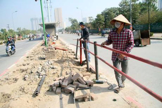 Trước đó, ngày 13-12, nhiều nhà chờ thuộc tuyến xe buýt ngang vẫn ngổn ngang vật liệu xây dựng - Ảnh: CTV