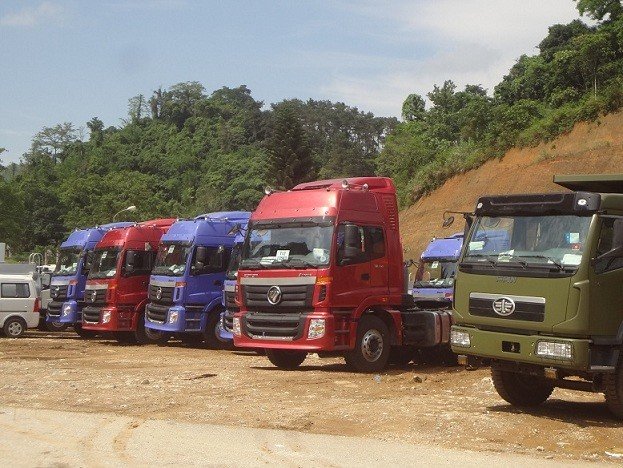 
Ô tô tải nhập khẩu qua cửa khẩu quốc tế Hữu Nghị - Lạng Sơn. Ảnh: L.Bằng

