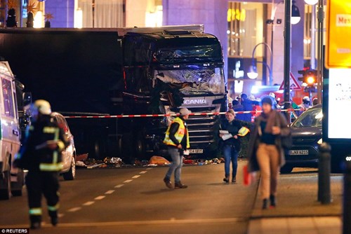 
Cảnh sát và Bộ Nội vụ Đức nghi ngờ vụ việc có thể liên quan đến khủng bố.
