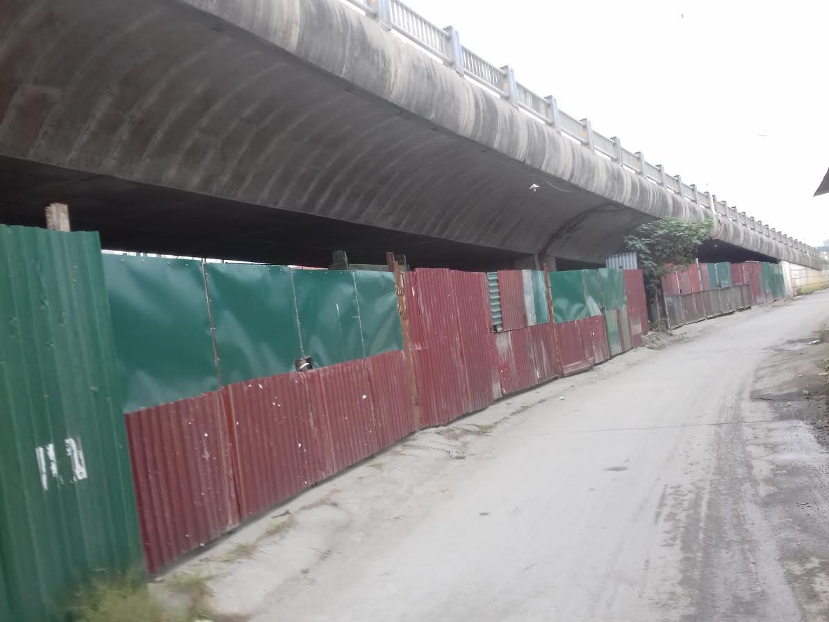  Hàng loạt các lều lán, cơ sở sản xuất được quây tôn và dựng lên ở chân cầu Vĩnh Tuy 