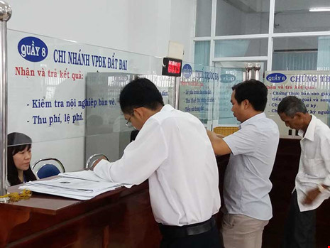 Người dân đang làm thủ tục cấp giấy tờ nhà, đất tại huyện Bình Chánh, TP.HCM. Ảnh: HTD