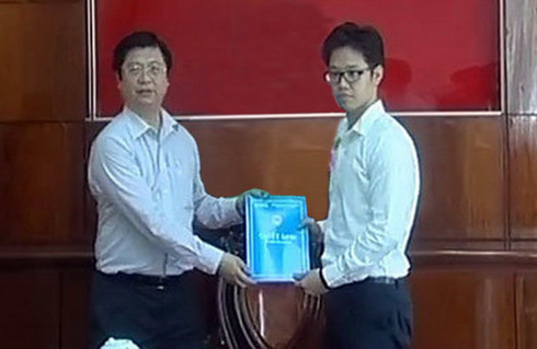 Ông Vũ Minh Hoàng (phải) nhận quyết định điều về làm phó giám đốc Trung tâm xúc tiến đầu tư thương mại và hội chợ triển lãm Cần Thơ. Ảnh: Đài PT-TH Cần Thơ 