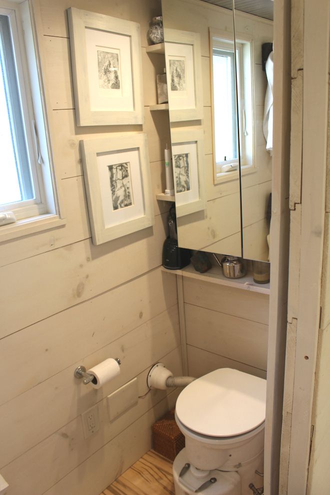 Nằm sâu bên trong là khu vực vệ sinh kín đáo luôn được đóng cửa. Góc nhỏ này cũng được gia chủ tận dụng những hốc tường để đồ và một chiếc giương lớn giúp nhân đôi diện tích.