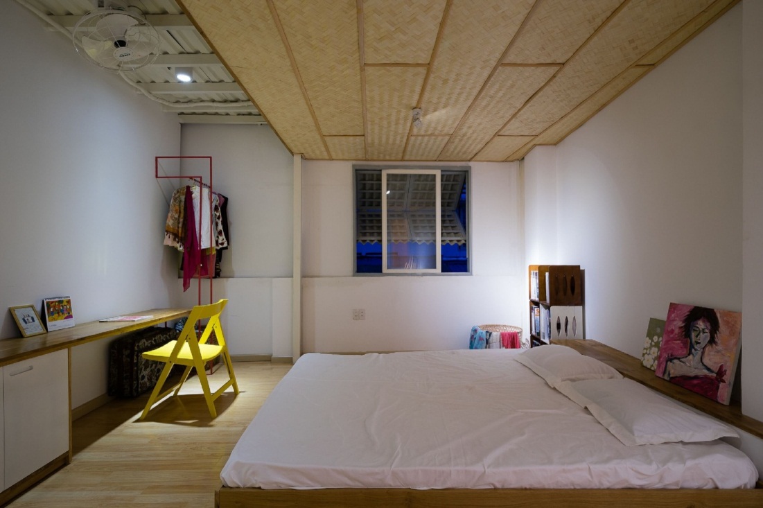 To&agrave;n bộ khu vực s&agrave;n nh&agrave; được ốp gỗ s&aacute;ng m&agrave;u.