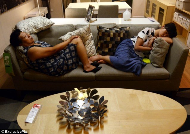 Mùa hè nóng nực vào siêu thị Ikea ngủ là nhất, đỡ tốn điện nhà lại vừa thoải mái. Ảnh: Daily Mail