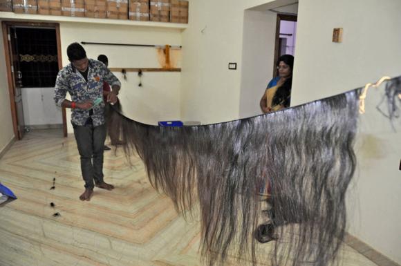 
Phần tóc giả và tóc nối thành phẩm tại một gia đình làm tóc Ấn Độ.
