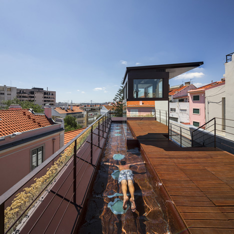 
Trên sân thượng là cả một khu nghỉ ngơi, thư giãn lý tưởng cho chủ nhà với một bể bơi được thiết kế chạy dọc chiều dài ngôi nhà.

 
