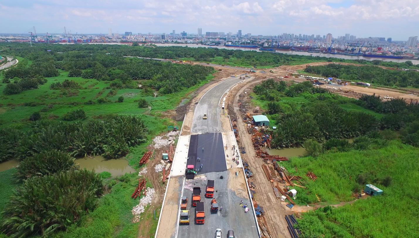 Nút C6 nhìn về nút C4, tuyến R2, cầu 15 đang thảm bêtông nhựa nóng.