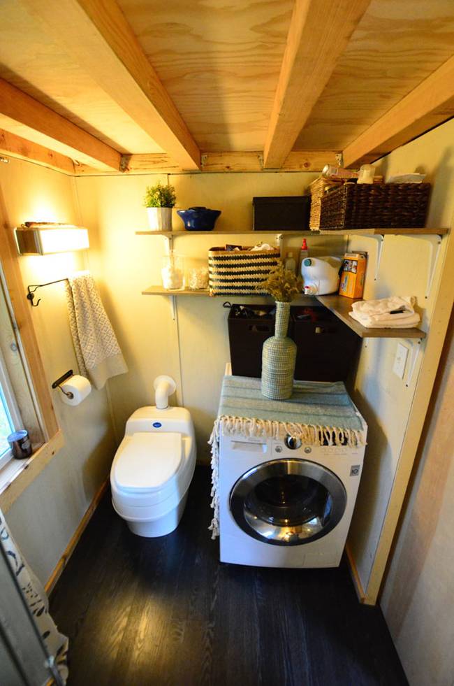 Mọi góc nhỏ trong nhà vệ sinh cũng được tận dụng một cách tối đa để chứa đồ.