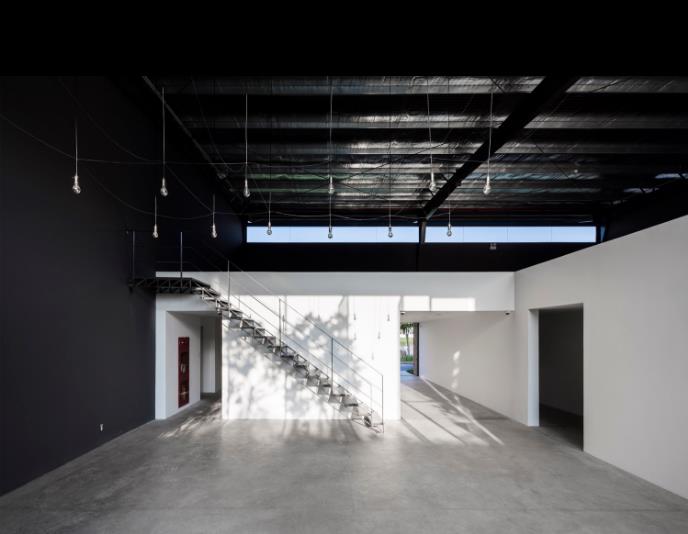 Nhờ thiết kế thông minh từ phần mái cùng hệ thống cửa kính xung quanh nên mọi ngóc ngách trong nhà máy nơi đâu cũng tràn ngập ánh sáng tự nhiên. Điều này cũng góp phần không nhỏ nhằm tiết kiệm điện năng cho toàn bộ khu nhà.