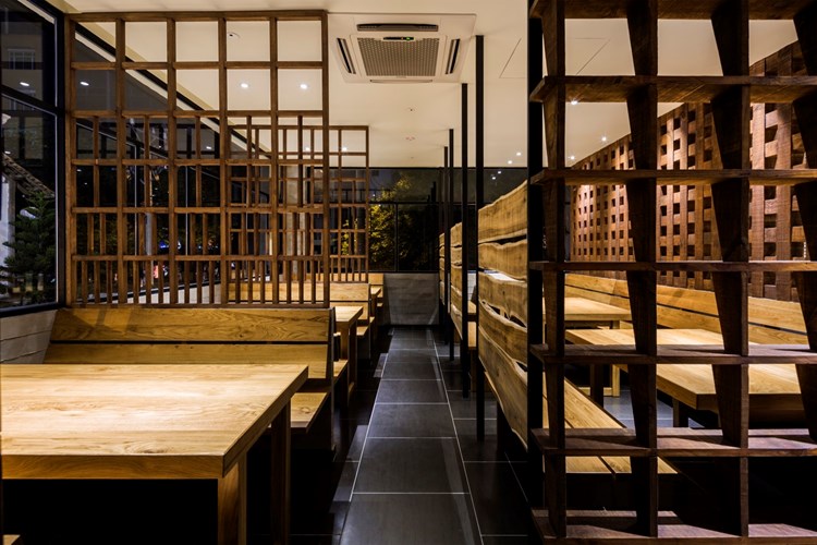 
Không gian cho thực khách thưởng thức các món ăn Nhật vô cùng ấm cúng với tất cả vật liệu đều được làm từ gỗ.

 
