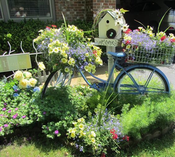 
Có một chiếc xe đạp phủ đầy hoa, lối vào nhà bạn sẽ trở nên đẹp hơn rất nhiều.

 
