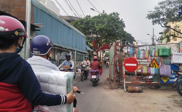 Tương tự, khu vực phía trước chợ Kim Biên (Q.5), công trình thi công kênh Hàng Bàng đang trong quá trình hoàn thiện. “Lô cốt” kéo dài trên nhiều tuyến đường, có nhiều chỗ phần ống cống và vật liệu để ngổn ngang bừa bộn, tràn ra mặt đường.