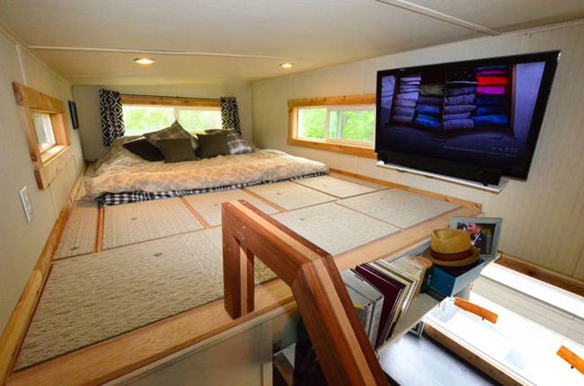 Khu vực nghỉ ngơi riêng tư của chủ nhà được đưa lên gác xép. Nơi đây vừa là chỗ ngủ nhưng cũng là góc thư giãn với chiếc ti vi gắn tường.