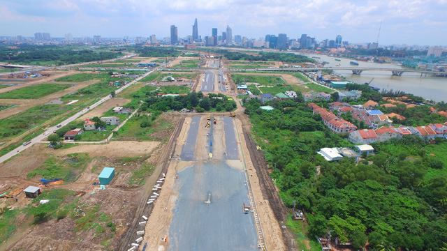 
Một số tuyến đường kết nối khu Đông vẫn chậm tiến độ. Hình trên cho thấy tuyến R1 quanh Thủ Thiêm do vướng hơn 10 hộ dân chưa di dời nên không thể hoàn thành theo đúng kế hoạch.
