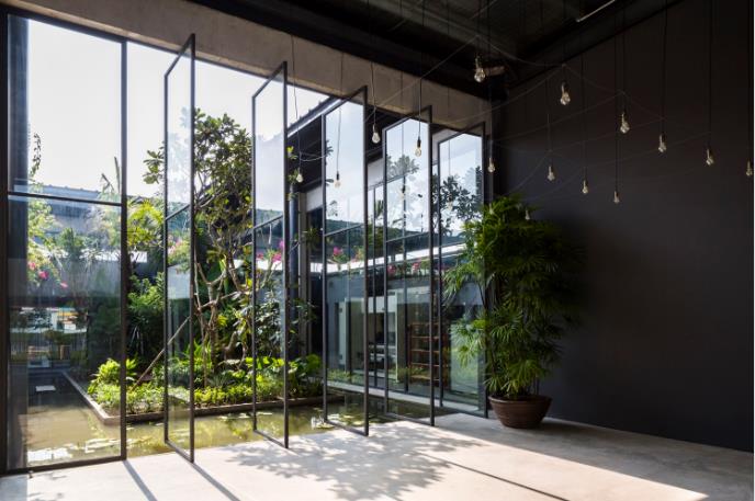 Những cửa kính di động có thể dễ dàng đóng mở khi cần.