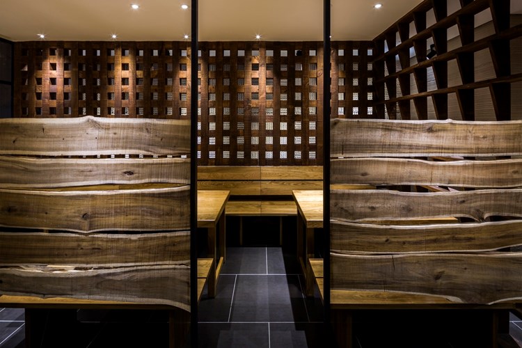 
Không gian riêng tư trong mỗi phòng ăn được ngăn cách bởi “bức tường” ghép bằng những thớ gỗ xẻ tự nhiên tạo cảm giác gần gũi.

 
