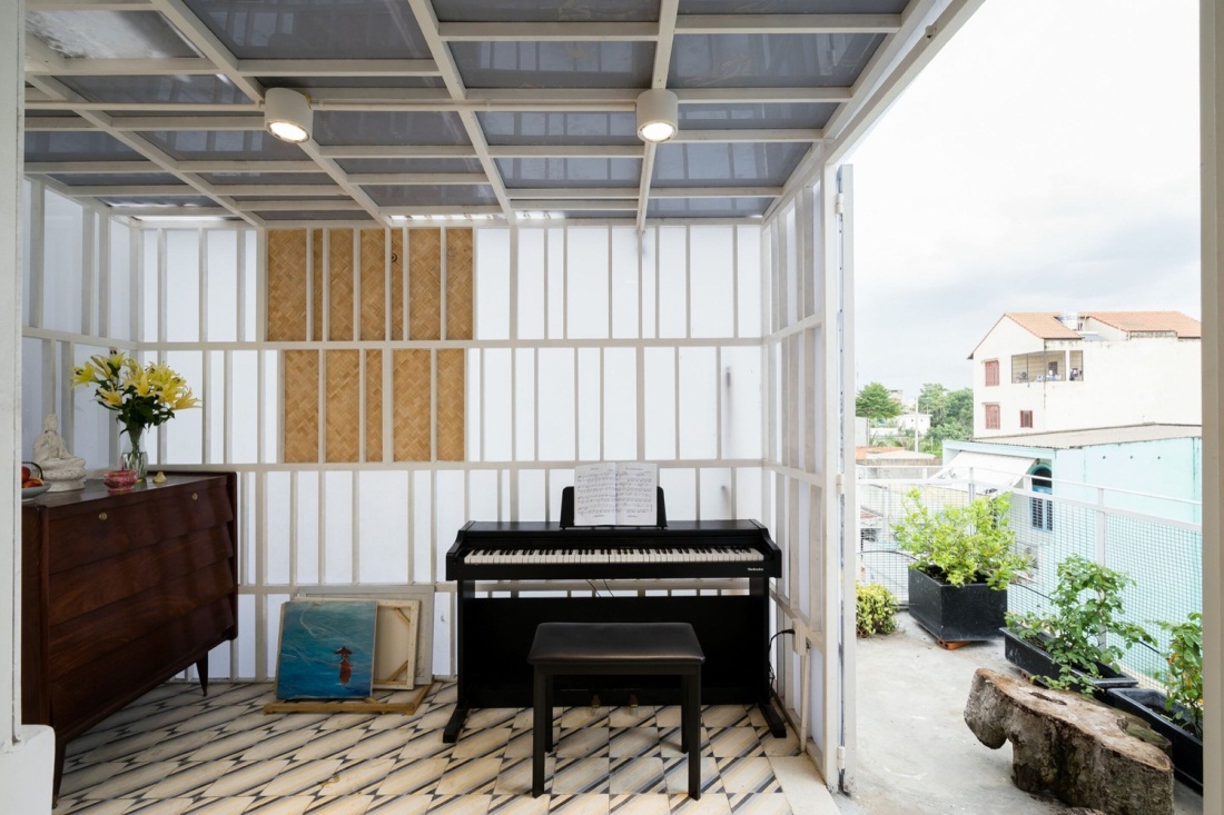 Ph&iacute;a b&ecirc;n ngo&agrave;i c&ograve;n c&oacute; một kh&ocirc;ng gian tho&aacute;ng m&aacute;t với c&acirc;y xanh v&agrave; một chiếc đ&agrave;n piano xinh xắn.