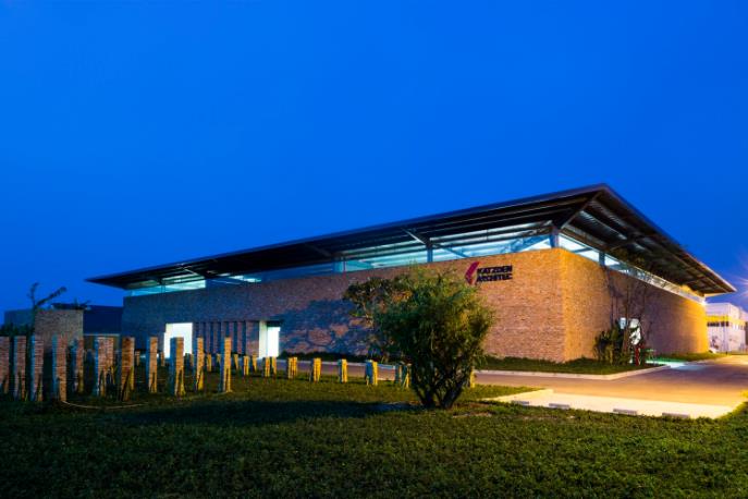 Cảnh rất đẹp với ánh điện khi về đêm.