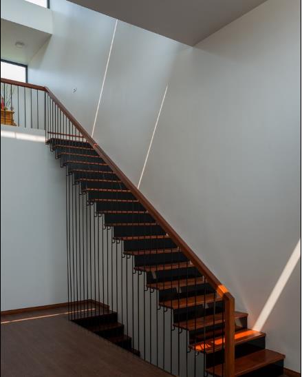 
Cầu thang được làm bằng gỗ với một đầu được gắn dây cáp tạo không gian thanh mảnh cho ngôi nhà.

 
