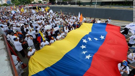 Venezuela: 1 triệu người biểu tình đòi phế truất tổng thống - Ảnh 2.