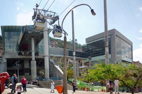 
Ga cáp treo nối với ga đường đô thị, khép kín mạng lưới giao thông công cộng. Trong ảnh là ga Santo Domingo - Nguồn: M.lopaisa.com
