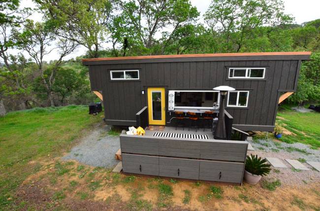 Khu vực trước nhà còn có một khoảng sân rộng với một “quầy bar” mini lý tưởng cho chủ nhà.