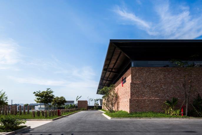 Bức tường dày bao quanh nhà máy được xây từ gạch cũ lấy từ các công trình bỏ hoang để tiết kiệm chi phí thi công.