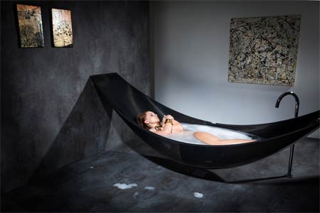 Loại bồn tắm này được thiết kế thoai thoải cho bạn cảm giác dễ chịu như nằm trên một chiếc võng.