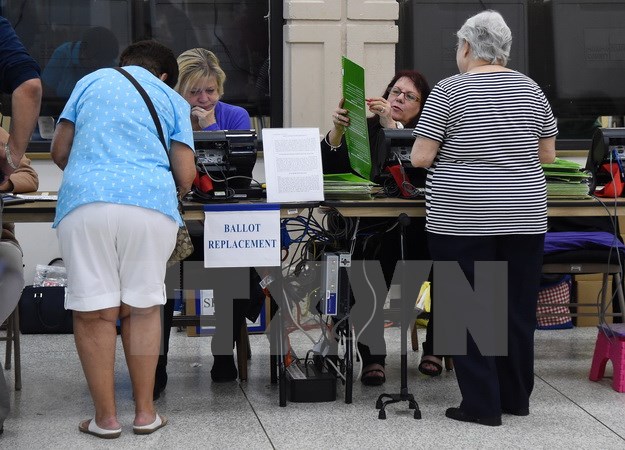 
Cử tri bỏ phiếu sớm tại một điểm bầu cử ở Miami, Florida ngày 3/11. (Nguồn: AFP/TTXVN)
