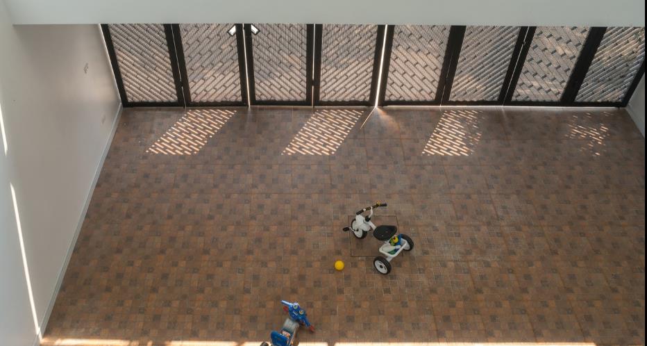 Những cánh cổng gấp được làm bằng sắt với ô thoáng vừa giúp dễ dàng đóng mở, vừa giúp lưu thông thông khí bên trong ngôi nhà.