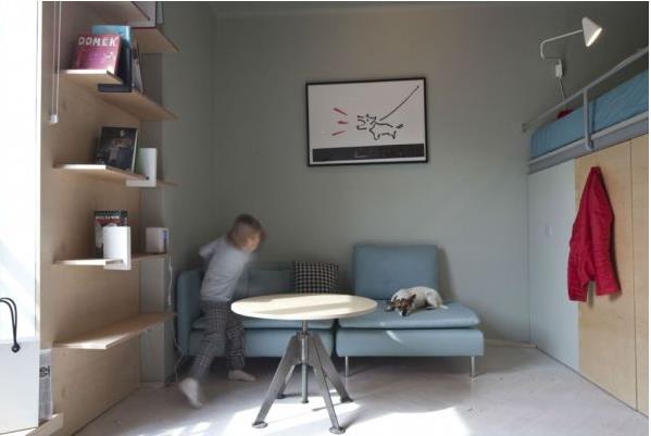 
Không gian phòng khách được bài trí đơn giản với chiếc ghế sofa có chân cao tạo cảm giác thông thoáng cho ngôi nhà. Góc nhỏ này còn được nhấn nhá với bức ảnh chú chó nhỏ - người bạn thân thiết của em bé trong nhà.

 
